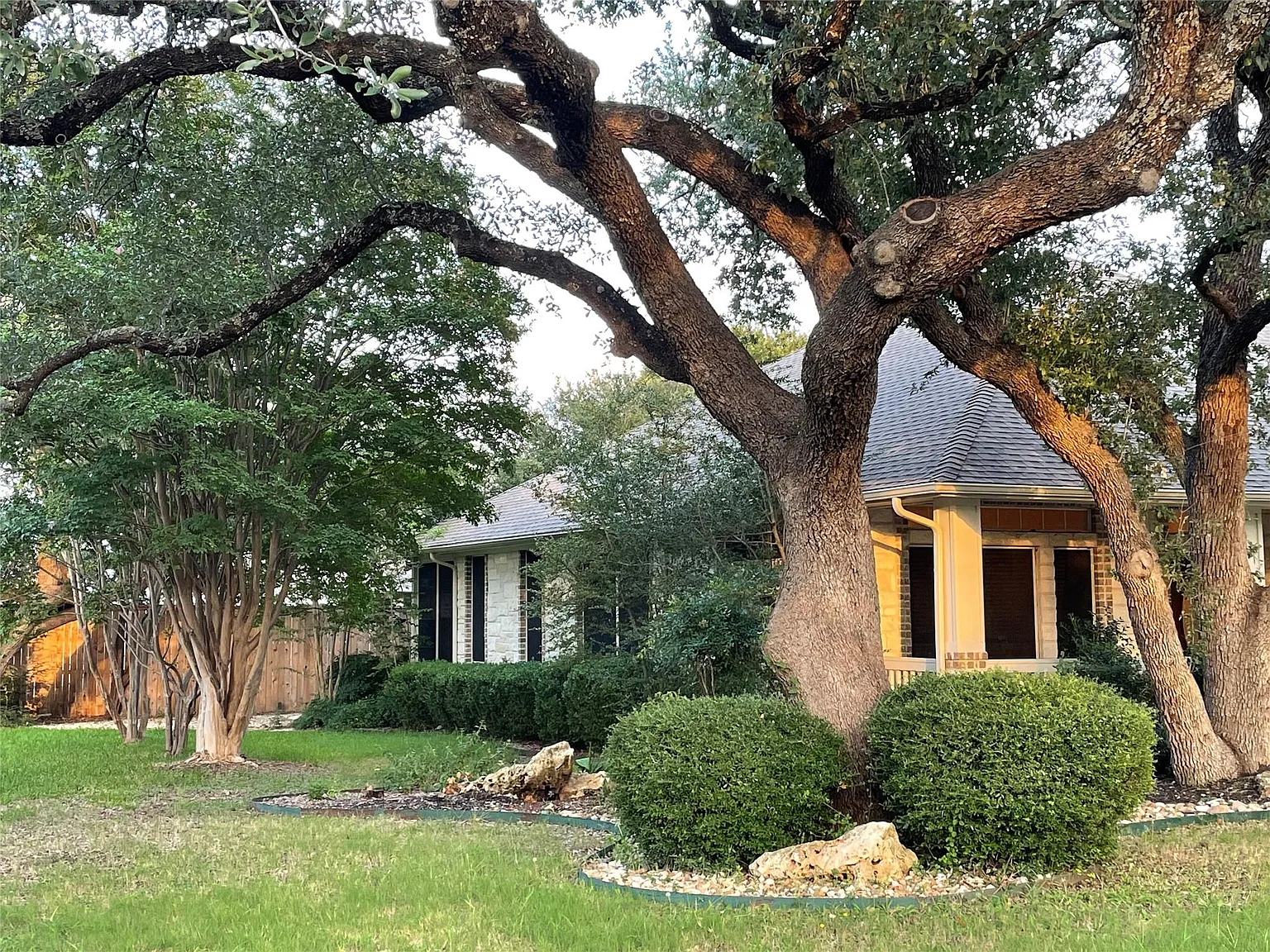 2 bed, 2.0 bath, 2018 sqft, $2,200 — Photo 2