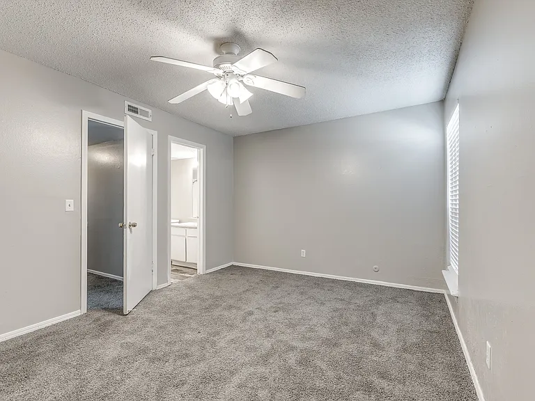 Fairfax Apartments — Photo 35