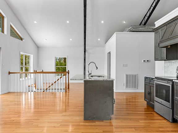 4th image of 583 College Rd