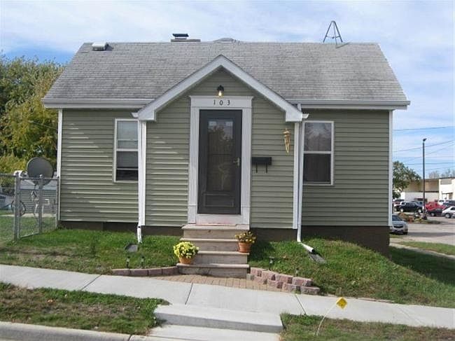 1st image of 103 Hollister Ave