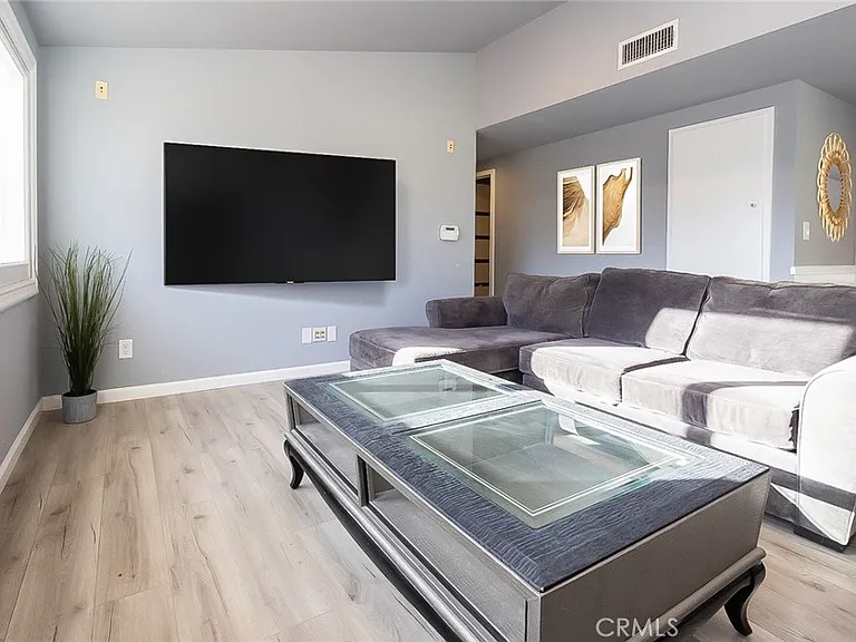 5706 Wallis Ln — Photo 2