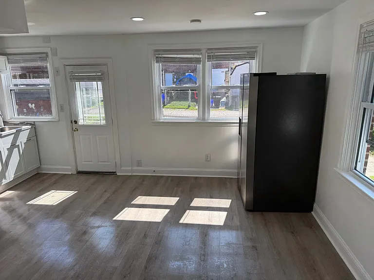 1030 Bryan St — Photo 10