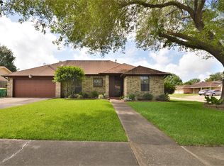 703 Willow Glen Ln, Baytown, TX 77521