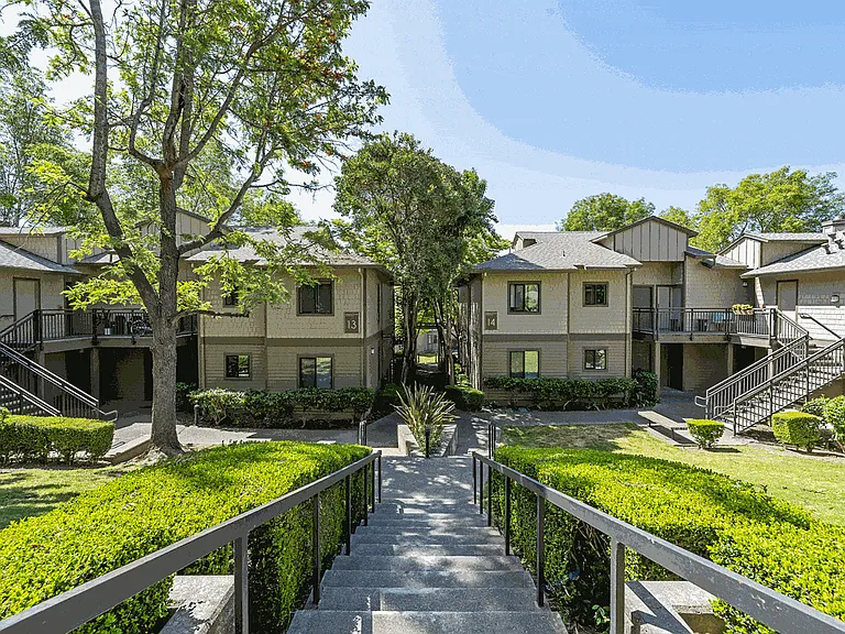 Larkspur Courts — Photo 24