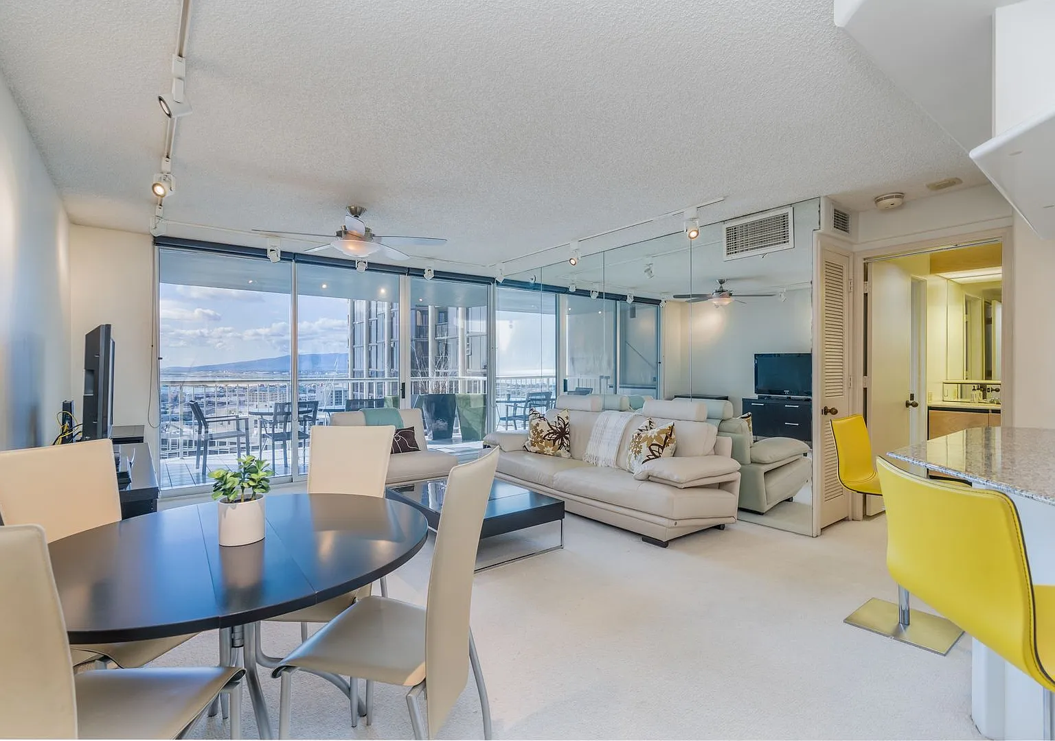 Furnished 1 Bed 1 Bath 1 Parking at Honolulu Park Place — Photo 2