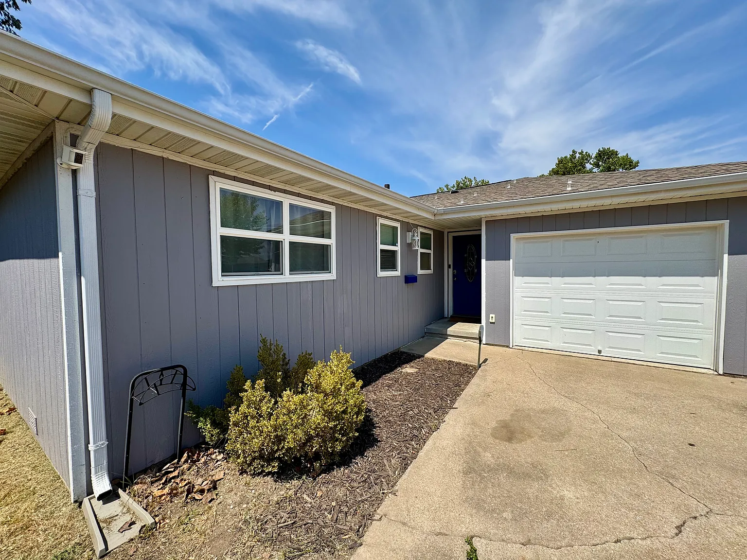 3 bed, 1.5 bath, 1120 sqft, $1,400 — Photo 1