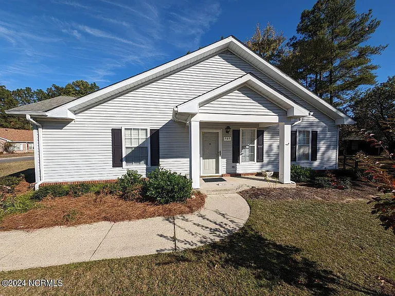727 Chancery Ln — Photo 2