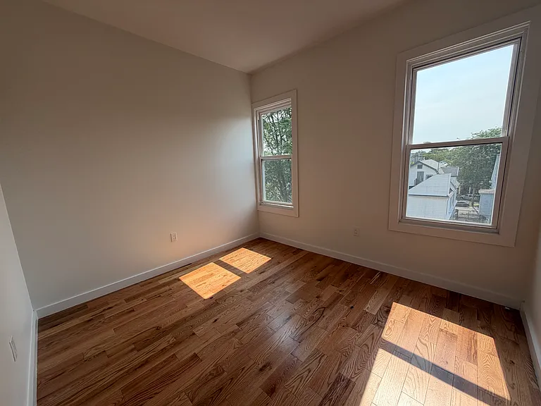 181 Woodside Ave #2R — Photo 6