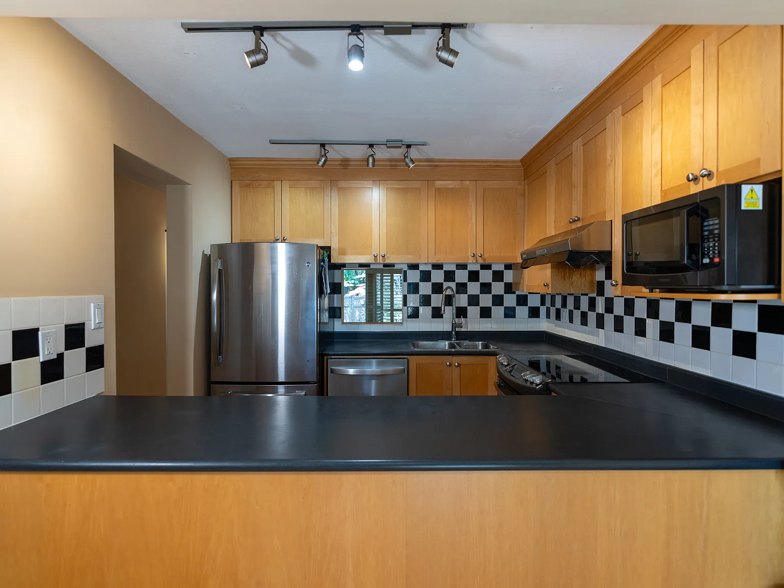 3 bed, 2.5 bath, 1500 sqft, $3,500 — Photo 4