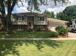 896 Sundown Rd, South Elgin, IL 60177