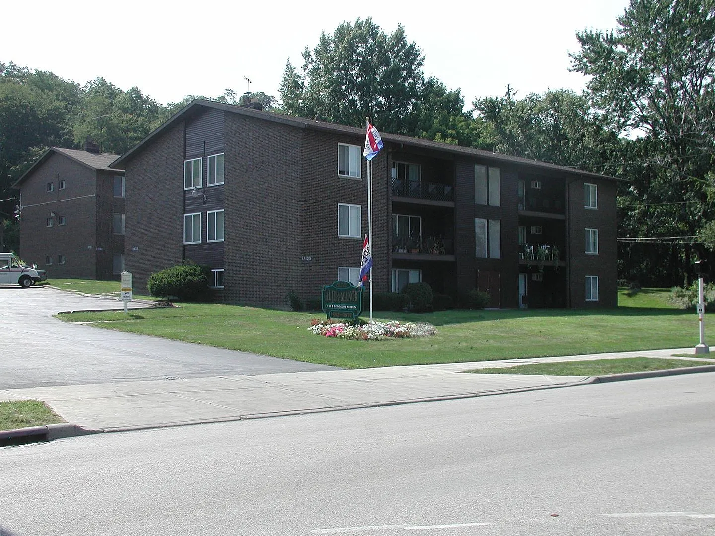 Aljer Manor Apartments — Photo 4