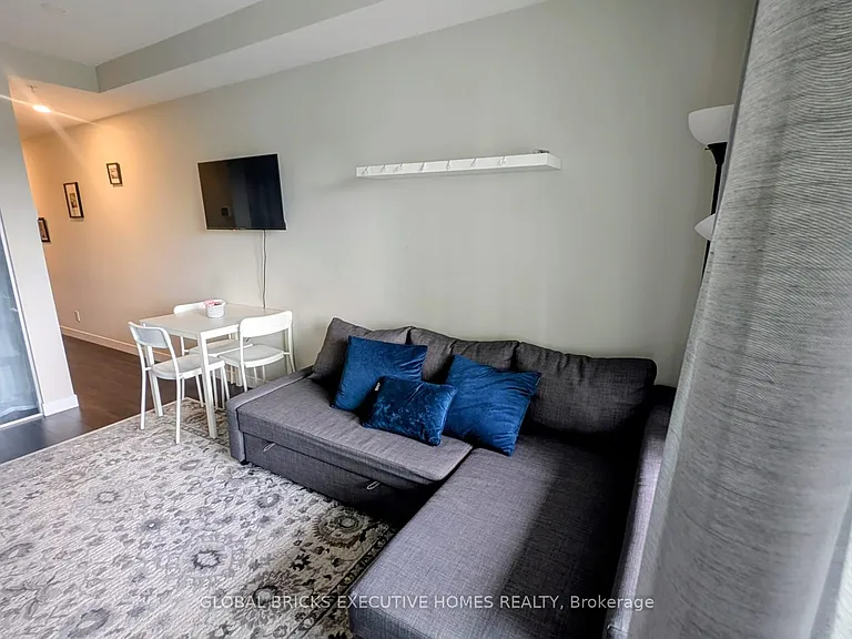 15 Queen St S #706 — Photo 5