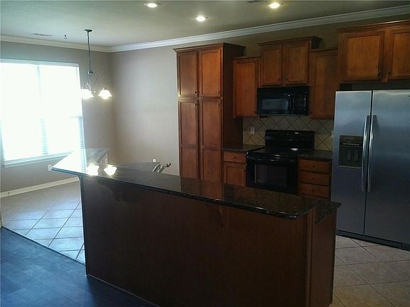 4th image of 2352 N Kenswick Ave