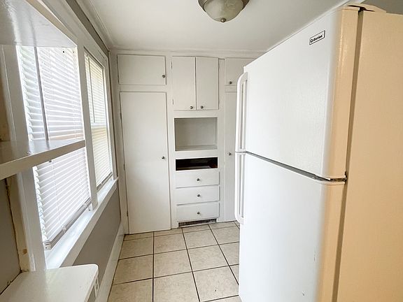 5th image of 1616 University Ave