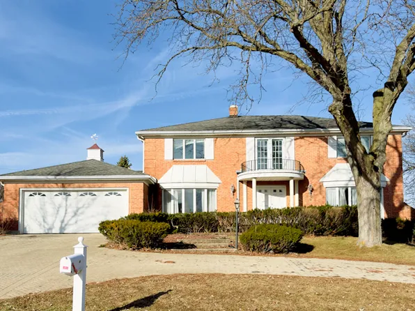 19W084 Chateaux Ave N, Oak Brook, IL 60523