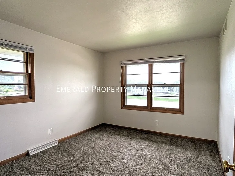 562 N Mulford Rd #4 — Photo 7