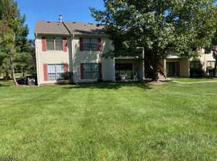 33 Crabapple Ln, Franklin Park, NJ 08823