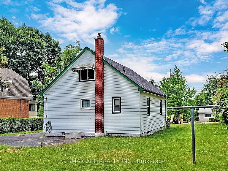 112 Bridge St W — Photo 33