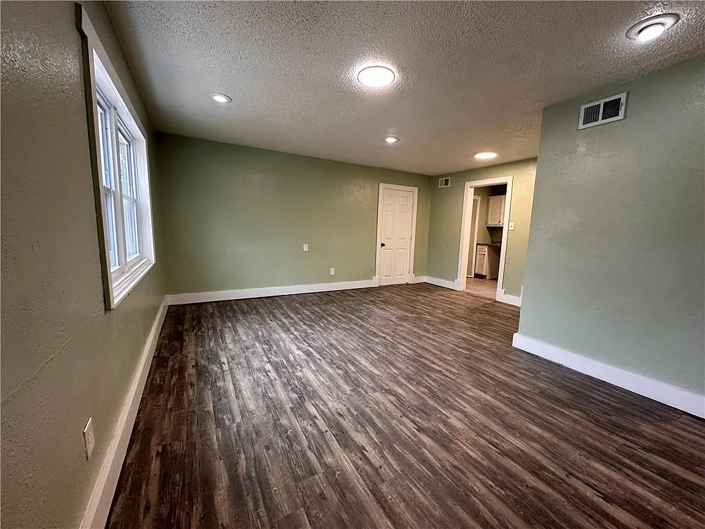 Darling 3 Bed 1 Bath House For Rent - Section 8, Hud-Vash Welcome — Photo 2