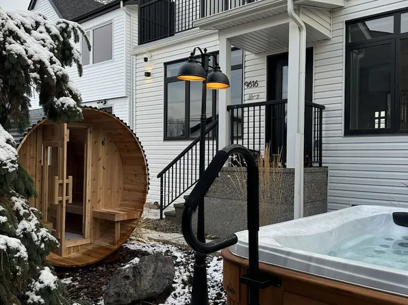 9614 75th Ave NW #201, Edmonton, AB T6E 1H6