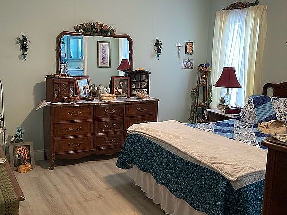 4th image of 5284 Christiancy Ave