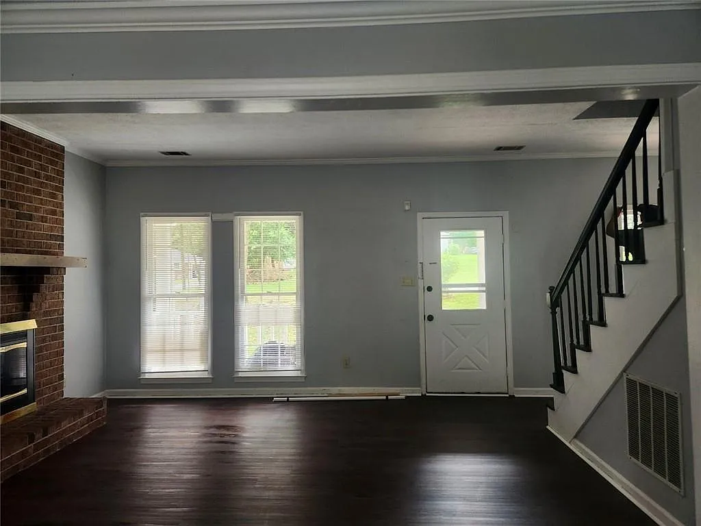 5 bed, 2.5 bath, 2032 sqft, $2,300 — Photo 4