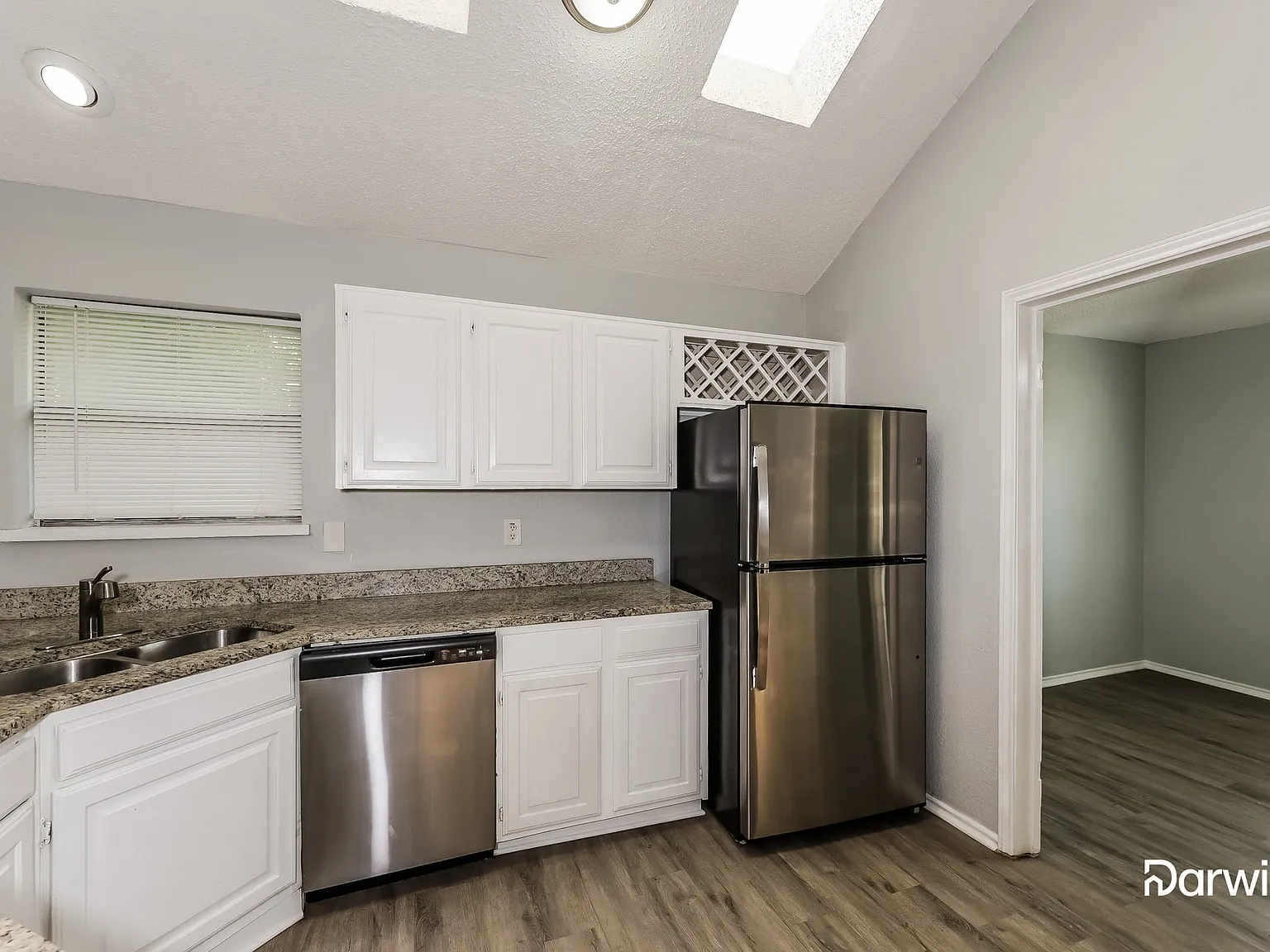 3 bed, 2.0 bath, 1943 sqft, $2,250 — Photo 2