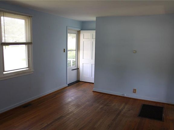 5th image of 24 Parkwood Dr