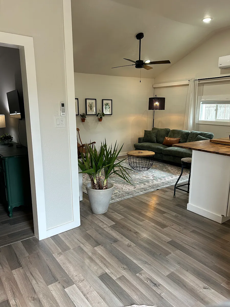 Entry look into unit, live plants all water plants for easy care. - 42nd St