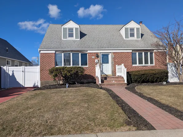 65 Chestnut St, Hicksville, NY 11801