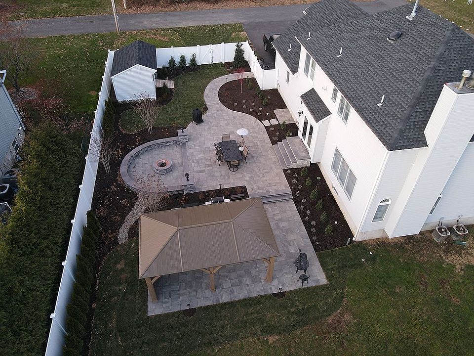 2nd image of 571 Winding River Rd