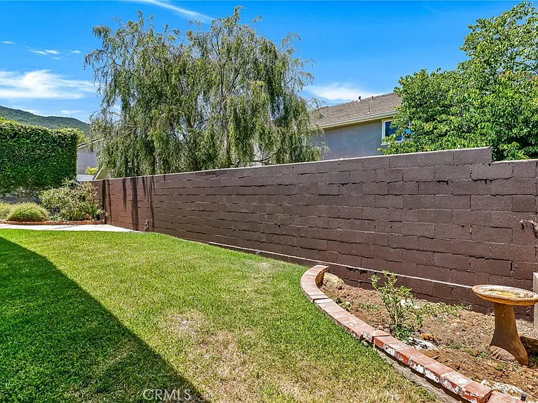 221 Acacia Ln — Photo 35