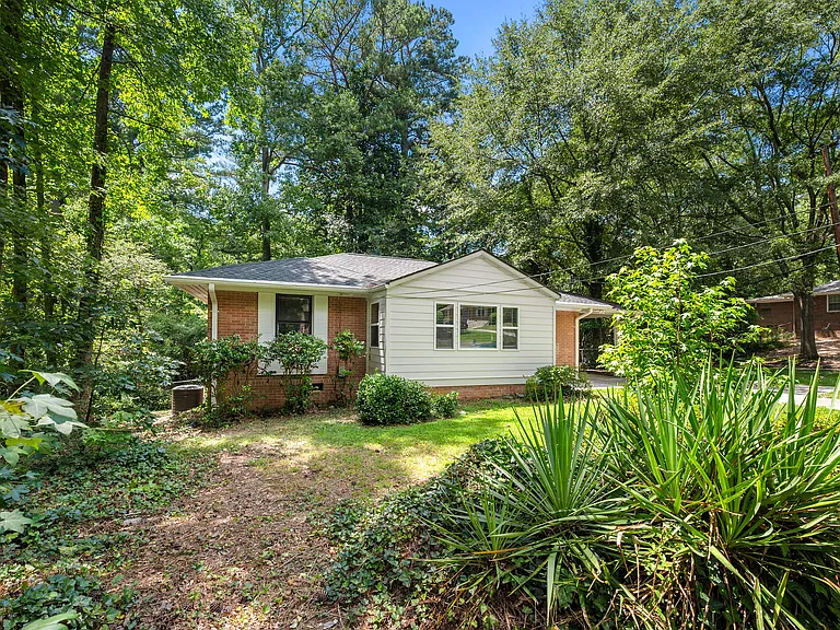 1540 Berkeley Ln NE — Photo 24
