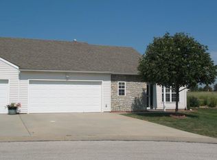 1691 Fall Creek Dr, Tonganoxie, KS 66086