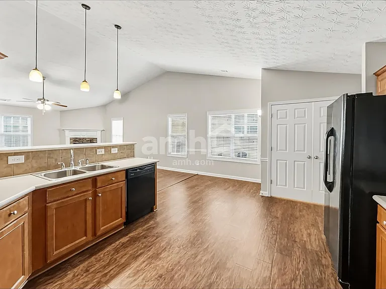 113 Village Dr — Photo 4