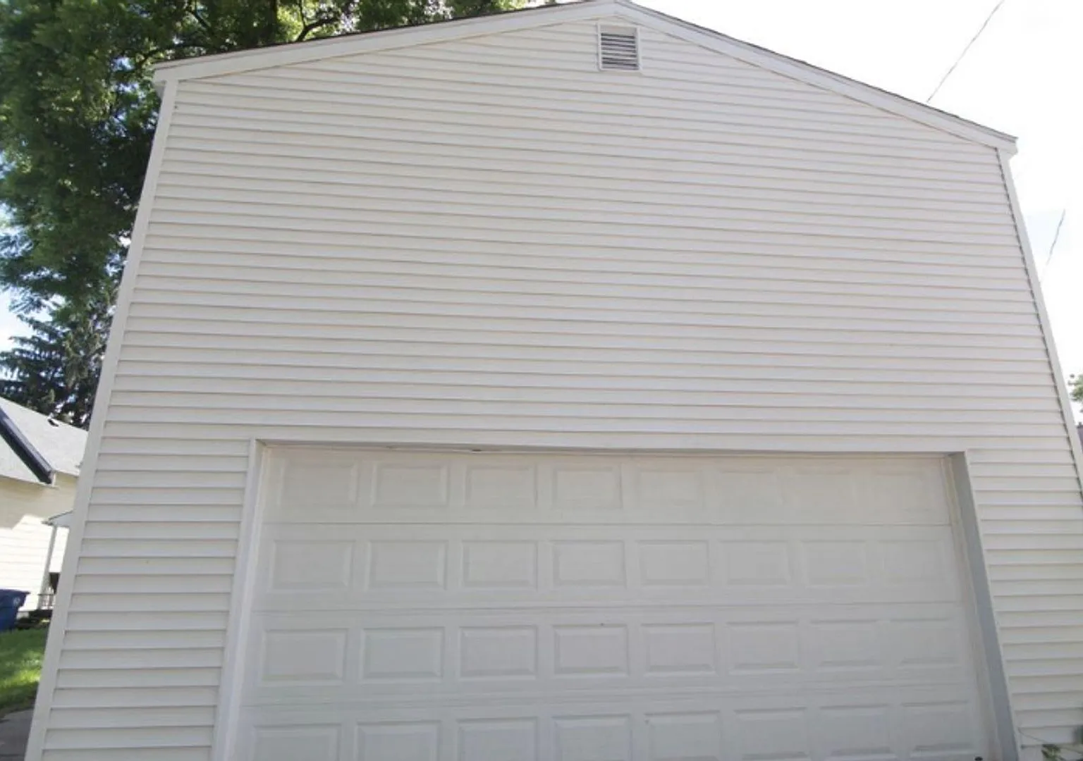 Nice 2 Bedroom 1 Bath House with Garage in Davenport — Photo 2
