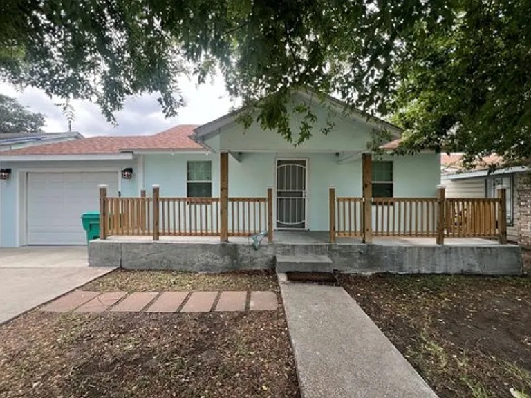 230 N Houston St — Photo 1
