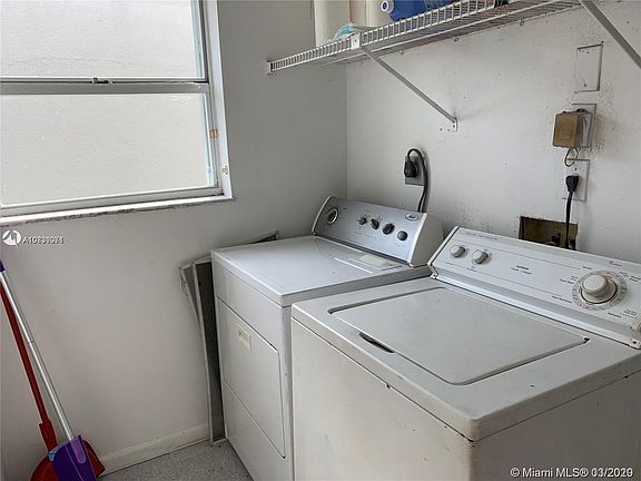 5th image of 2710 SE 7th Pl #2710
