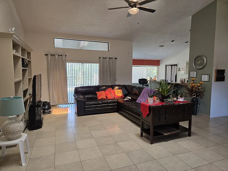 341 E Eureka Ct — Photo 6