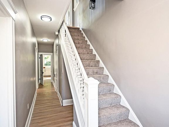 5th image of 915 Rosemont Ave