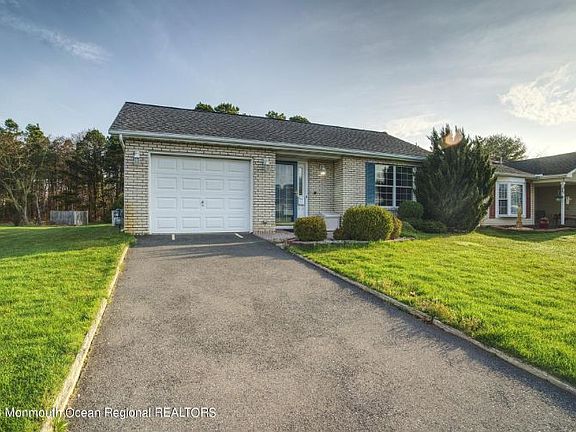 2nd image of 47 Greenbriar Blvd