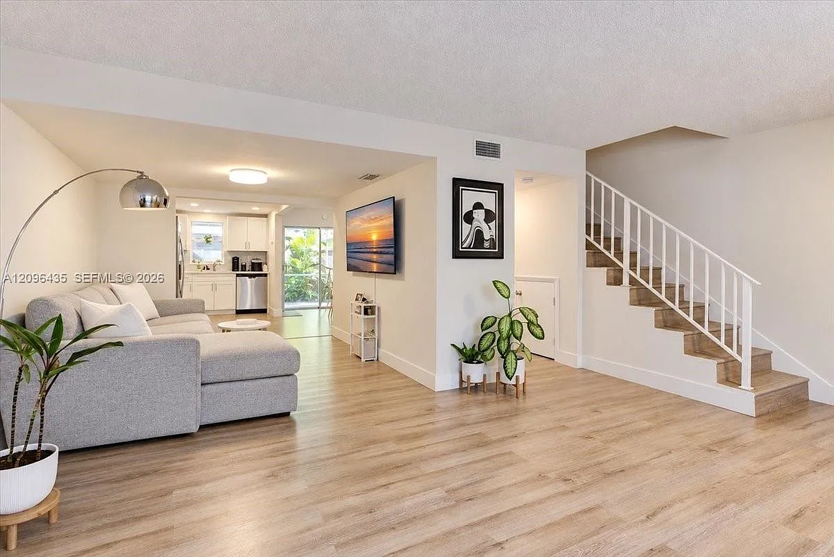 3 bed, 2.5 bath, 1420 sqft, $3,200 — Photo 4