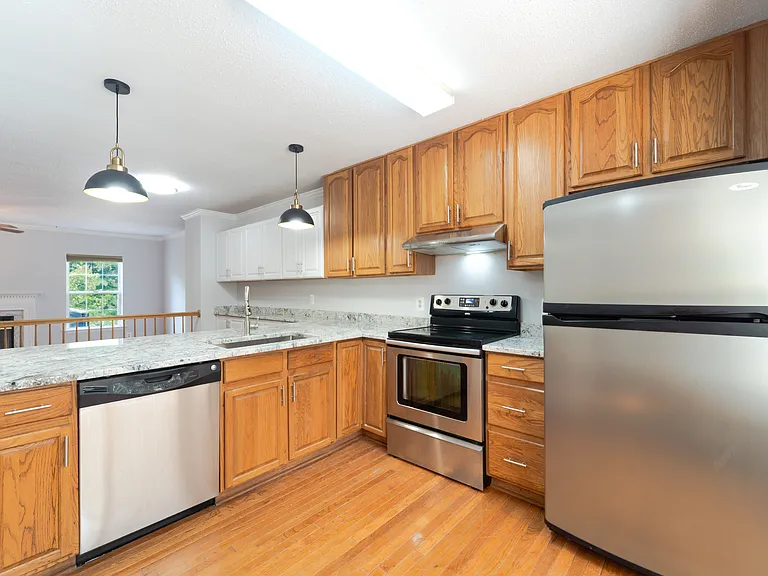 413 Lakeview Ct — Photo 8