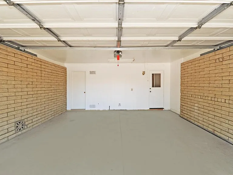 2405 E Huntington Dr — Photo 30