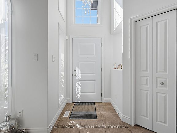 3rd image of 570 Garibaldi Ave