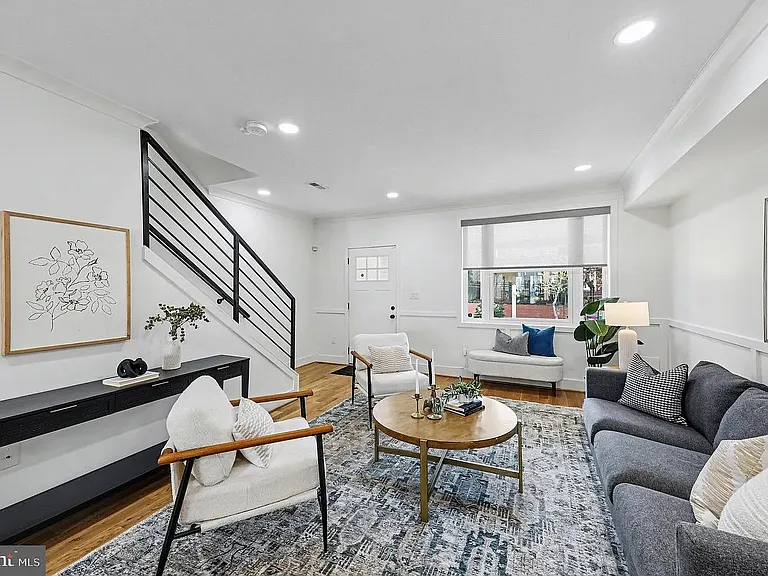 1427 Parkwood Pl NW — Photo 3