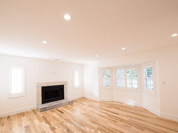 4th image of 421 Kahrs Ave