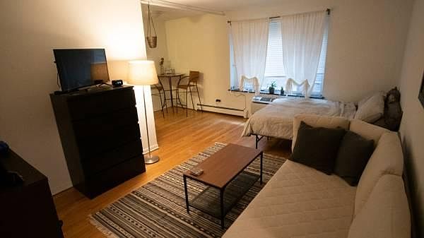 1st image of 516 W Melrose St APT 303