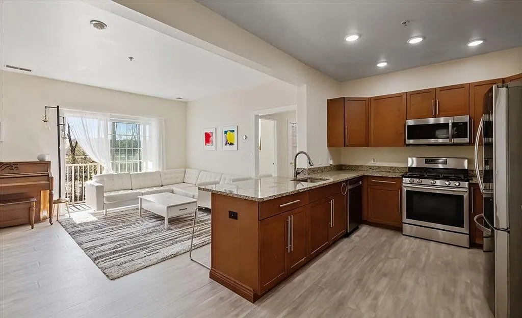 2 bed, $3,100 — Photo 4