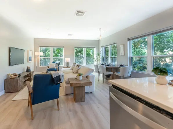 999 Hancock St Unit 202, Quincy, MA 02169